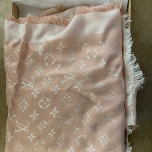 LOUIS VUITTON pink shawl